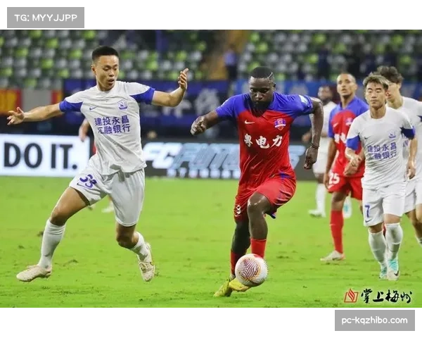 梅州客家与沧州雄狮球员因一次铲抢发生小规模争执